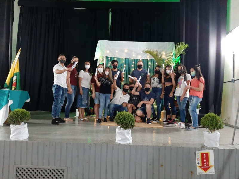 ALUNOS DO NONO ANO DA REDE MUNICIPAL CELEBRAM A CONCLUSÃO DO ENSINO FUNDAMENTAL